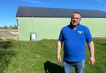 <em class="placeholder">Samuel Rouilleaux devant son bâtiment de stockage du grain avec une toiture photovoltaïque à Montangon dans l'Aube.  Avril 2026</em>