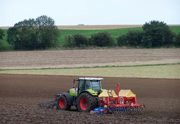 <em class="placeholder">Tracteur semant du colza dans une parcelle.</em>