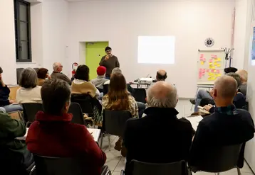 Dominique Lataste exposant les facteurs psycho-sociaux à accompagnateurs de transmission et à des acteurs politiques territoriaux lors d’une formation.