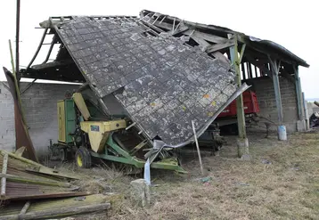 <em class="placeholder">Bâtiment agricole écroulé suite à des intempéries. </em>