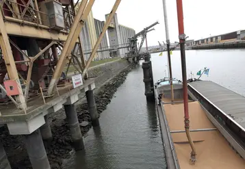 <em class="placeholder">Chargement d'une péniche avec du blé dans le terminal portuaire Senalia de Rouen. Transport fluvial et maritime des matières premières agricoles. Commerce du grain. ...</em>