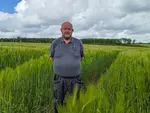 Olivier Pellerin agriculteur et entrepreneur de travaux agricoles dans son champ d'orge à Presly dans le Cher.