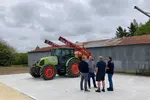 <em class="placeholder">Contrôleur et agriculteurs devant un pulvérisateur.</em>