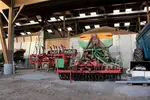 <em class="placeholder">hangar agricole. entrepôt de matériel et stockage du grain à la ferme. silos. silo. récolte de céréales. machines agricoles. équipement. Calvados.</em>