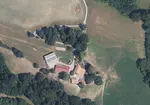 <em class="placeholder">Vue aérienne d'une ferme ayant plusieurs bâtiments agricoles non contigus</em>