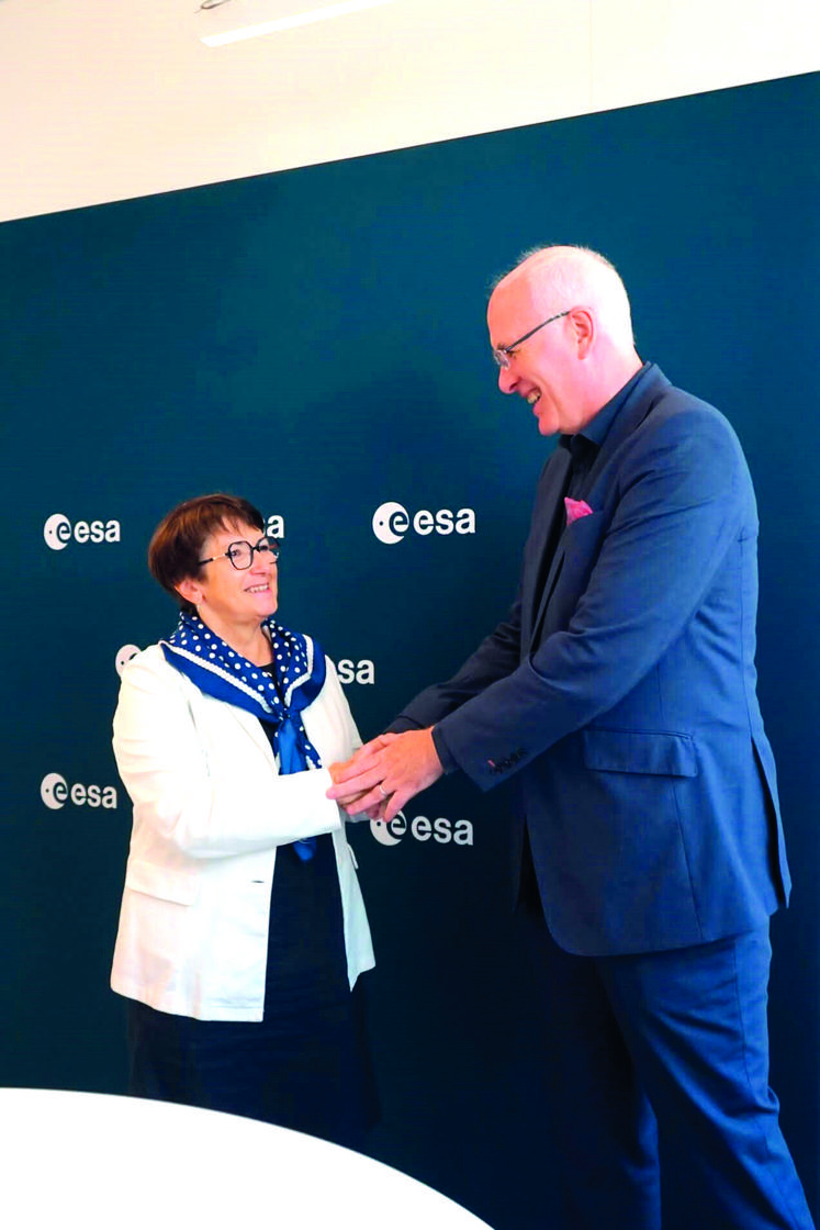 Christiane Lambert, présidente du Comité des organisations professionnelles agricoles de l’Union européenne et Nick Appleyard, responsable des solutions spatiales à l’Agence spatiale européenne (ASE) ont signé, le 28 septembre à Paris, un partenariat.