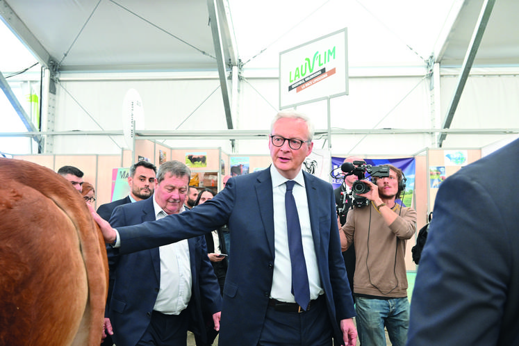 Bruno Le Maire a visité longuement le Sommet de l’Élevage en compagnie notamment du président du salon Jacques Chazalet.
