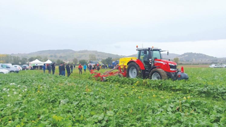 Depuis trois ans, la fédération régionale des CUMA d’Auvergne-Rhône-Alpes organise avec les Chambres
départementales d’agriculture une caravane de démonstration de matériels.