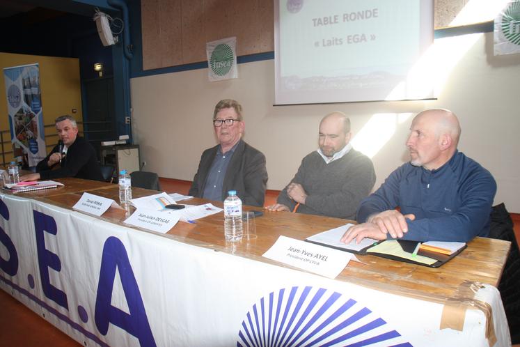 Les quatre intervenants de la table ronde "Laits EGA".