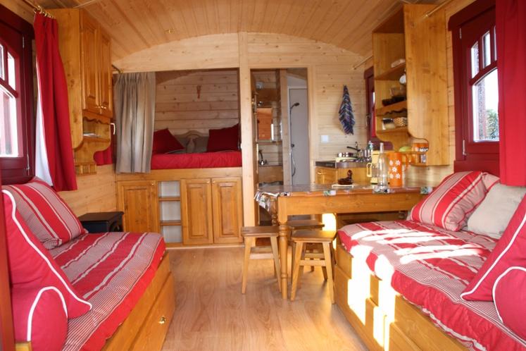 Des roulottes tout confort pour des vacances originales au contact de la nature et de l’agriculture, à Chomelix.