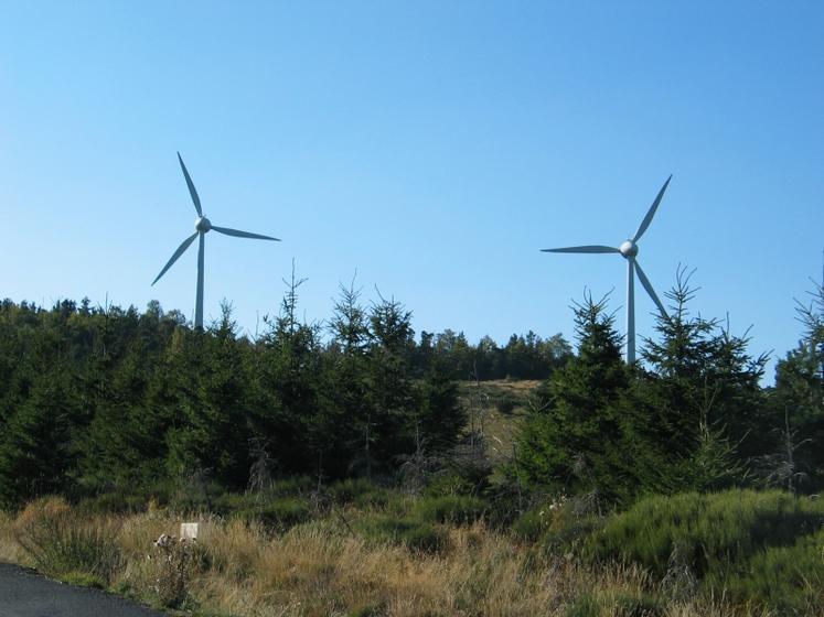 Le parc éolien au dessus du village