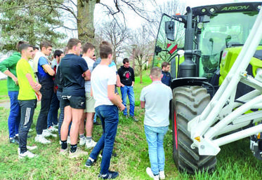 En classe, puis sur le terrain, les étudiants en BTS DGEA à Brioude-Bonnefont se sont plongés  dans les applications de l'agriculture de précision.