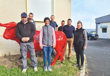 Le groupe d'éleveurs de Haute-Loire qui participe à la formation IPE, avec leur formateur.