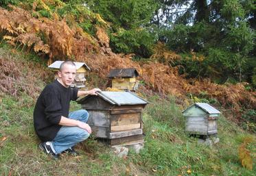 Emmanuel Coudert devant ses ruches à Sembadel.