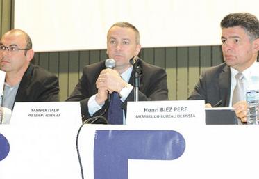 Henri Bies-Péré au côté de Thierry Cubizolles, secrétaire général FDSEA et de Yannick Fialip, président FDSEA.