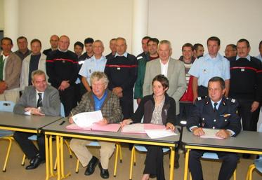 Derrière le Préfet Richard Didier, Gérard Roche, Sandrine Cottier et Gabriel Weigel,
des agriculteurs pompiers volontaires et des pompiers professionnels.