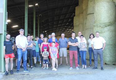 La famille Boulet et ses voisins ainsi que les responsables agricoles du département autour du député et conseiller régional Jean-Pierre Vigier sur l'exploitation du Gaec de Salzuit.