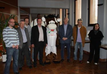 Les membres de la profession agricole avec les responsables de l’ASM Le Puy Agglo Basket Haute-Loire et de l’agence de communication Publi-cible.