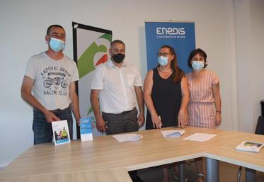 Alain Boudet et Yannick Fialip avec Nathalie Castex et Agnès Besson d'Enedis, lors de la signature de la convention.