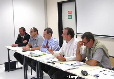 André Bonnard, président de la Fédération régionale laitière et Gérard Bazin, président du Criel Rhône-Alpes
ont tenu à organiser une réunion régionale  sur la situation de l’URCVL et l’avenir de ses producteurs.