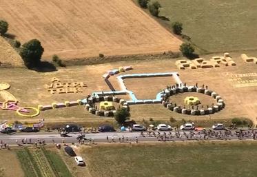 Fresque géante des agriculteurs de Haute-Loire, vue par des milliers de spectateurs lors de l'étape 14 du Tour de France 2022.