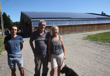 Nicolas et Lise Russier avec Florent Gagne, conseiller énergies renouvelables à la Chambre d'agriculture (à gauche sur la photo).