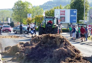 Mobilisation des éleveurs auvergnats, mercredi dernier au Carrefour d’Issoire.