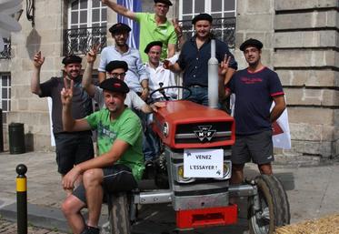Les Jeunes agriculteurs avec leur béret sur un vieux tracteur 
à essayer devant la mairie.