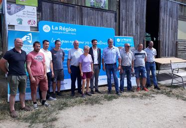 Le 13 juillet, les représentants de la Région sont venus présenter le plan d’aide pour la filière ovine  au Gaec des Ovanches.