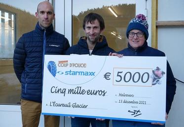 Pauline et Claude Bonnet ont reçu un chèque de 5 000 euros pour réaliser leur projet .