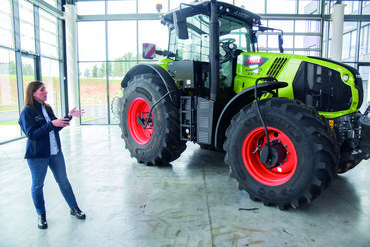 À l'issue de la visite, la responsable développement tracteur de Claas, Marjorie Clément, a présenté le Cemos.