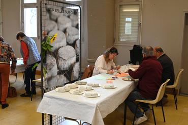 Les membres du jury ont départagé de nombreux fromages pour permettre de délivrer des médailles aux meilleurs de chaque catégorie. 