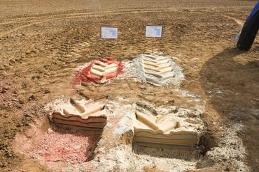 Michelin a proposé cette illustration. Le pneu sous gonflé (à&nbsp;d.) déforme beaucoup moins le sol qu'un pneu à la pression normale.