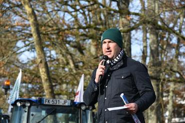 Vendredi 29&nbsp;novembre, à Orléans. Sébastien Méry, président de la FNSEA&nbsp;45, prend la parole lors de la mobilisation devant l'Agence de l'eau. 