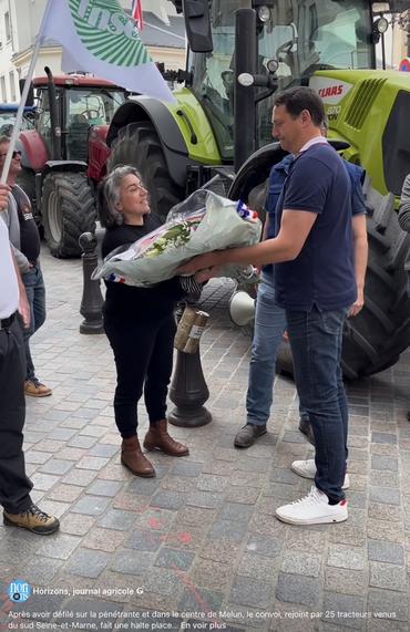 Après avoir défilé sur la pénétrante et dans le centre de Melun, le convoi, rejoint par 25 tracteurs venus du sud Seine-et-Marne, fait une halte place Saint-Jean. Un échange a lieu avec l’attachée parlementaire de Arnaud Saint -Martin qui s’est vue remettre une couronne mortuaire À la mort de l’agriculture française.