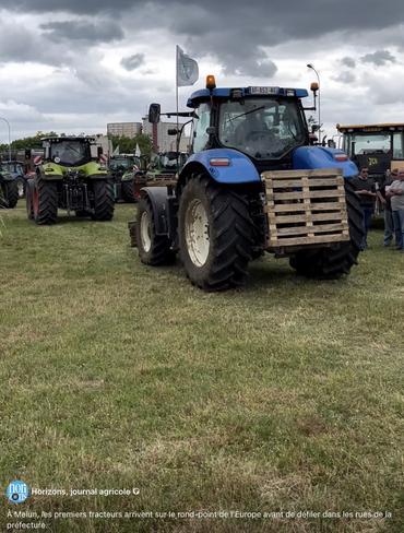À Melun, les premiers tracteurs arrivent sur le rond-point de l’Europe avant de défiler dans les rues de la préfecture.