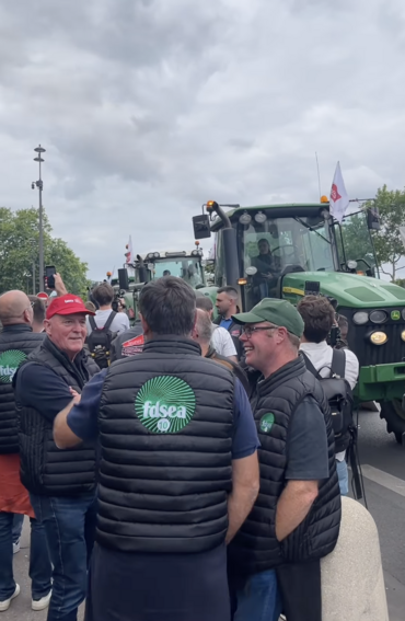 À l’Assemblée nationale, les tracteurs démarrent et klaxonnent alors que les débats autour du projet de loi Entraves débutent dans l’hémicycle.
