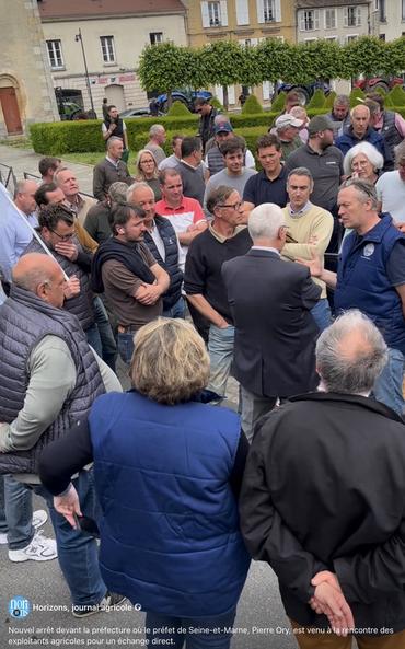 Arrêt devant la préfecture où le préfet de Seine-et-Marne, Pierre Ory, est venu à la rencontre des exploitants agricoles pour un échange direct.