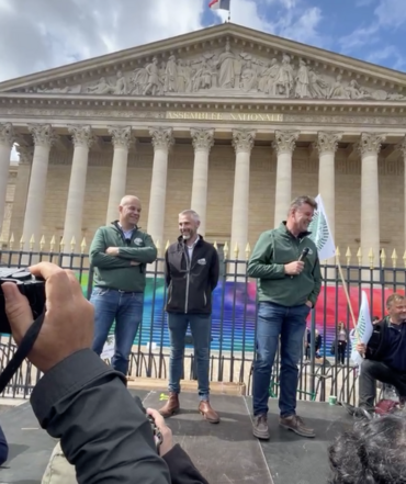 La mobilisation se poursuit avec les premières interventions d’Arnaud Rousseau, président de la FNSEA, Hervé Lapie, secrétaire général de la FNSEA et Quentin Le Guillous, secrétaire général de Jeunes agriculteurs.