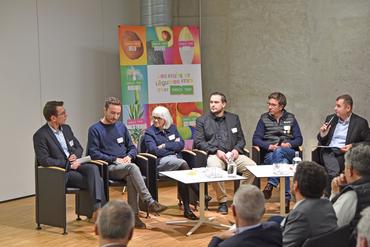 De g. à d. : Delphin Meunier (Intermarché), Antoine Frichot (agriculteur), Valérie Lacroute (vice-présidente de la Région), Mickaël Dubois (Saint-Denis), Alexandre Prot (agriculteur) et Christophe Artous (animateur).
