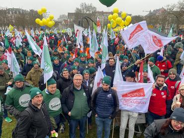 Parmi les adhérents euréliens de la FNSEA et de JA à Strasbourg mardi 20&nbsp;janvier, des figures du syndicalisme départemental, comme le président de l'AGPB, Éric Thirouin (au c.).