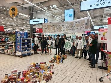 29&nbsp;août > Mobilisation Loi Duplomb au Carrefour à Chartres Vendredi 29&nbsp;août, une trentaine d'adhérents FNSEA et JA&nbsp;28 se sont mobilisés pour une action symbolique au Carrefour  de Chartres. L’objectif : informer directement les consommateurs sur l’incohérence que représente la censure de la loi Duplomb : « Alors que l’acétamipride est interdit pour nos productions, il reste autorisé dans 26 pays européens jusqu’en 2033 et continue d’être utilisé pour produire des fruits...