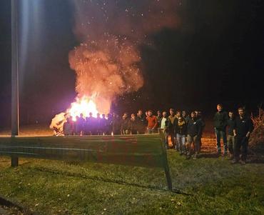 12&nbsp;novembre > Manifestation MACF + Mercosur + Pac Mercredi 12&nbsp;novembre, pour signifier leur opposition au traité du Mercosur et à la mise en place d’une taxe carbone aux frontières, Jeunes agriculteurs et FNSEA d’Eure-et-Loir ont allumé des feux de la colère sur plusieurs ronds-points dans le département (Chartres, Luigny, Allones, Allaines, etc.).