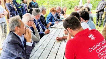 2&nbsp;juin > Rencontre avec la ministre de l’Agriculture, Annie Genevard, en visite en Eure-et-Loir Lundi 2&nbsp;juin, Annie Genevard était en déplacement à Châteauneuf et à Imbermais. Lors de cette visite, les représentants de la FNSEA&nbsp;28 ont eu l'occasion d'échanger avec la ministre de l'Agriculture. L'échange, malgré sa rapidité, a permis d'aborder quelques sujets cruciaux pour l'agriculture eurélienne : les difficultés liées aux restrictions pesant sur les Aires d’alimentation de ca...