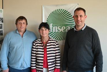 Olivier Hardouin (à d.) repart pour un nouveau mandat en tant que président de la FNSEA&nbsp;41, accompagné de François Germain (à g.) et Valérie Lerclerc, tous deux co-secrétaires généraux.