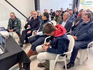 La dernière séquence de la visite du préfet d'Eure-et-Loir, Xavier Pelletier, se déroule en présence des représentants des OPA du département.