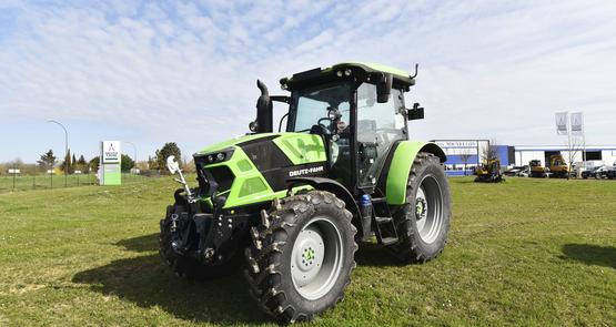 Cabine à quatre montants et capot légèrement plongeant contribuent à donner une bonne visibilité, importante pour les manSuvres. 