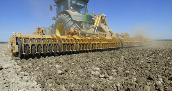 Le système AI-Move d’Alpego pilote de manière autonome la barre niveleuse pour une finesse de travail homogène.