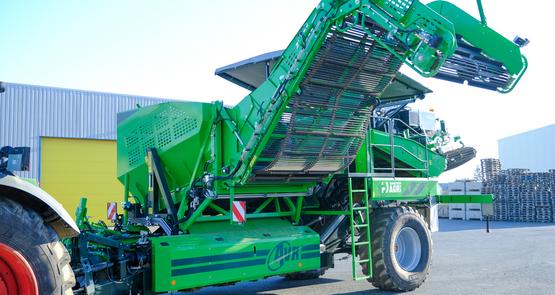 L'arracheuse bénéficie en option du déchargement en roulant et d'un nettoyage supplémentaire par un rouleau déterreur avec la trémie Clean &amp; Go.