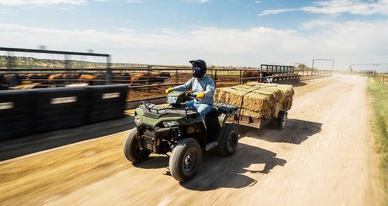 Un quad taillé pour toutes les tâches avec son limiteur de vitesse, ses porte-bagages en aluminium et sa batterie hermétique.